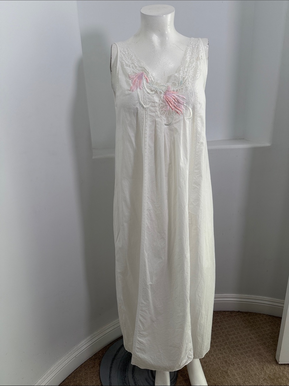 Natori Sacks Fifth Ave Vintage White Long Nightgown Pink Embroidery lace Size M - Picture 8 of 8